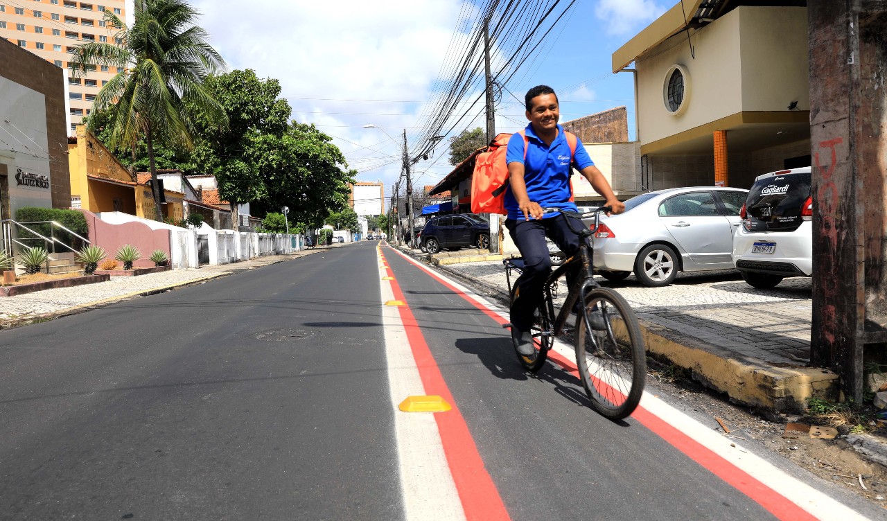 homem andando de bicicleta na ciclofaixa da pinto madeira